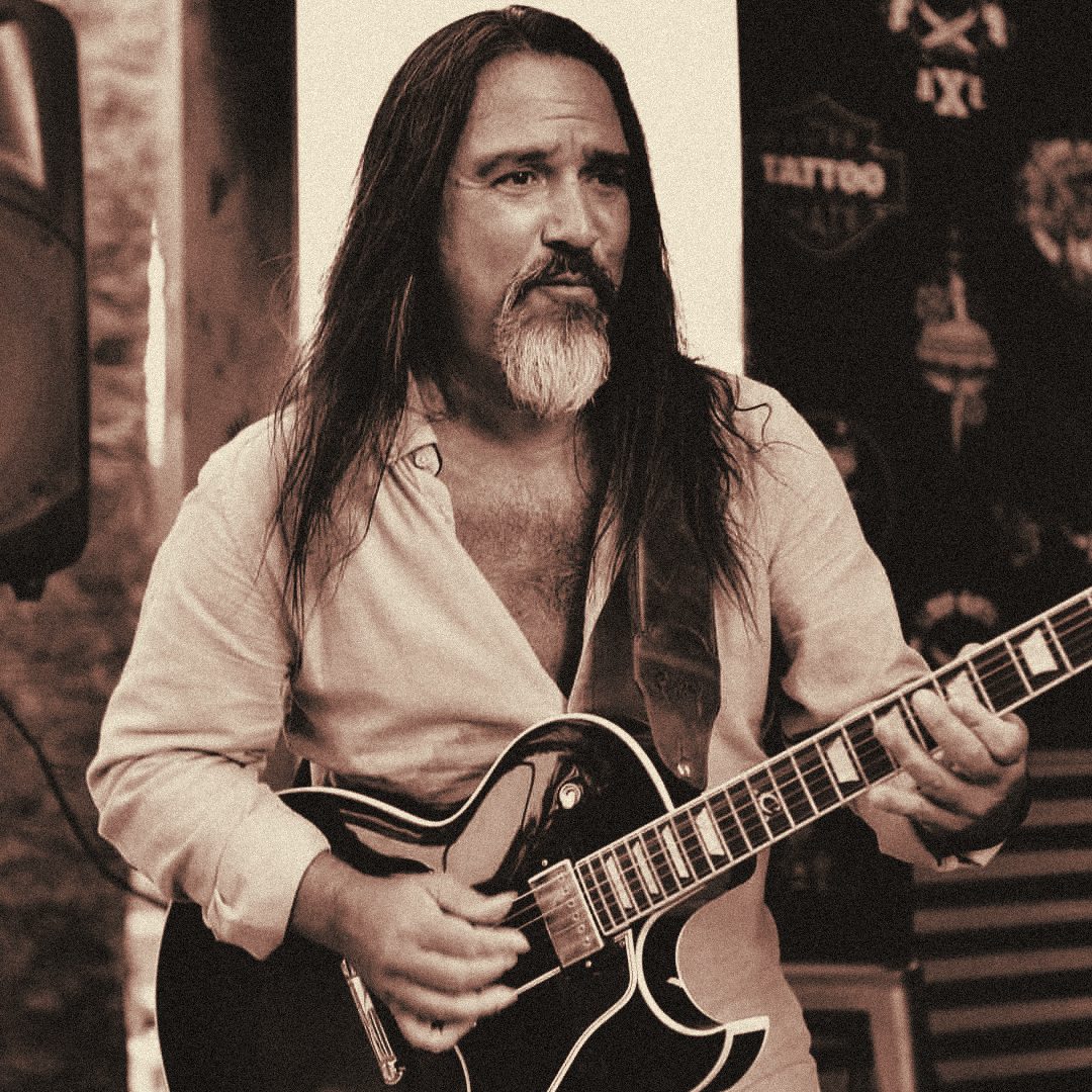 Sonriendo con la guitarra azul