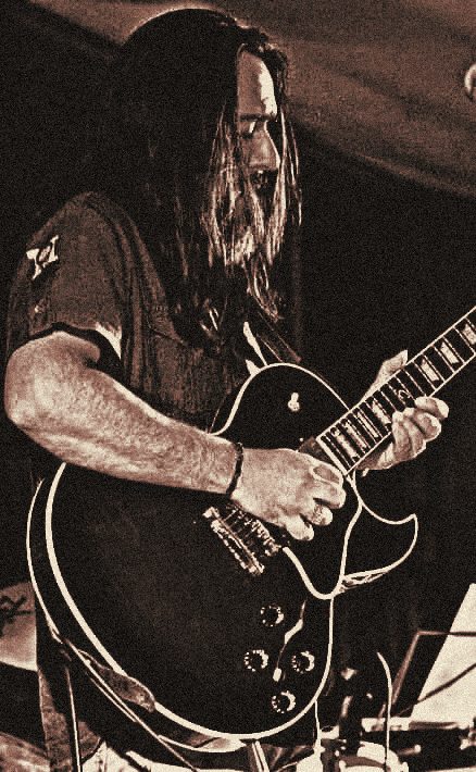 Guitarra semihueca en concierto